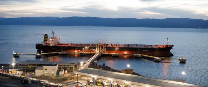 Sanctions Halt Oil Flows to Serbia as Russian-Owned NIS Faces Refinery Shutdown