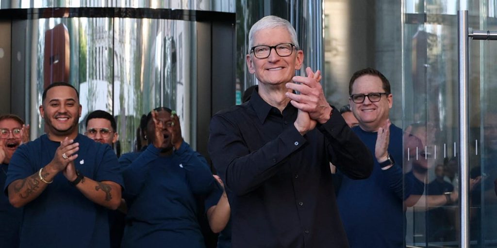 Apple Expects to Finish Year With Monster Quarter
