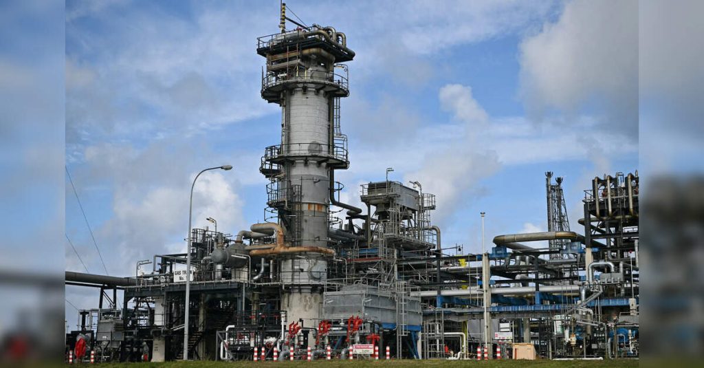 Adani Total Gas reports 9% drop in Q2 net profit due to rising gas prices, ETEnergyworld