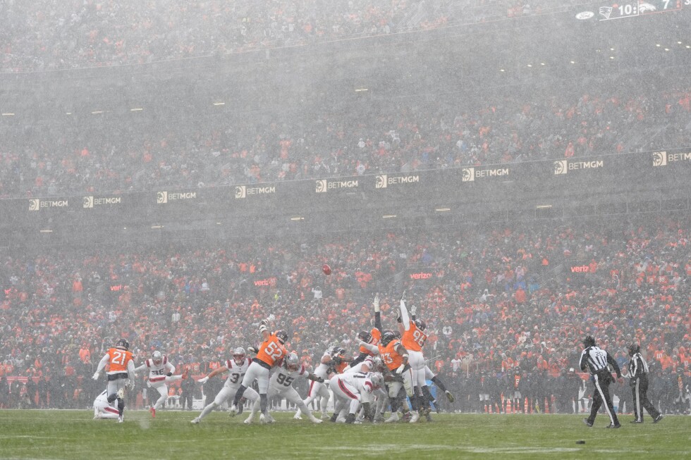 Snow and wind pick up in 2nd half of AFC championship game in Denver