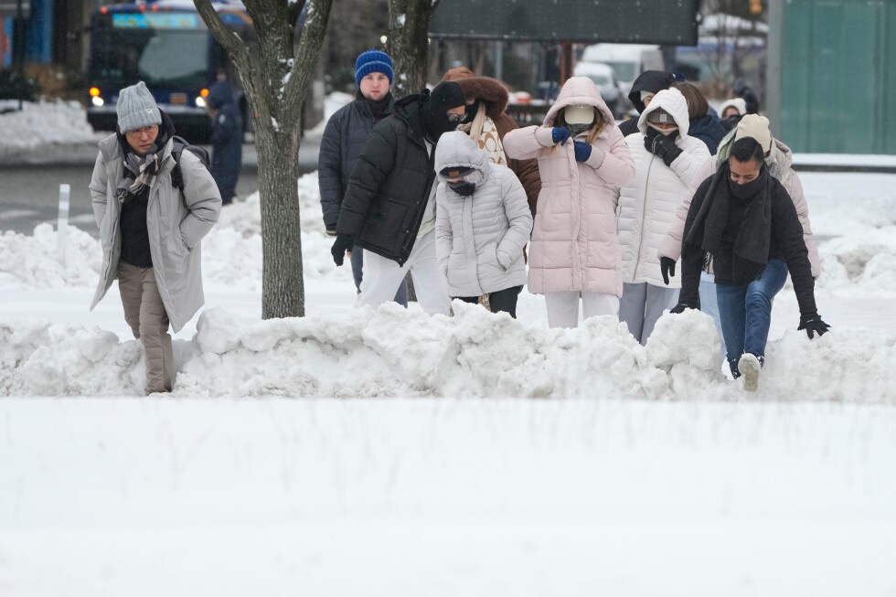 Blizzard threatens East Coast with heavy snow