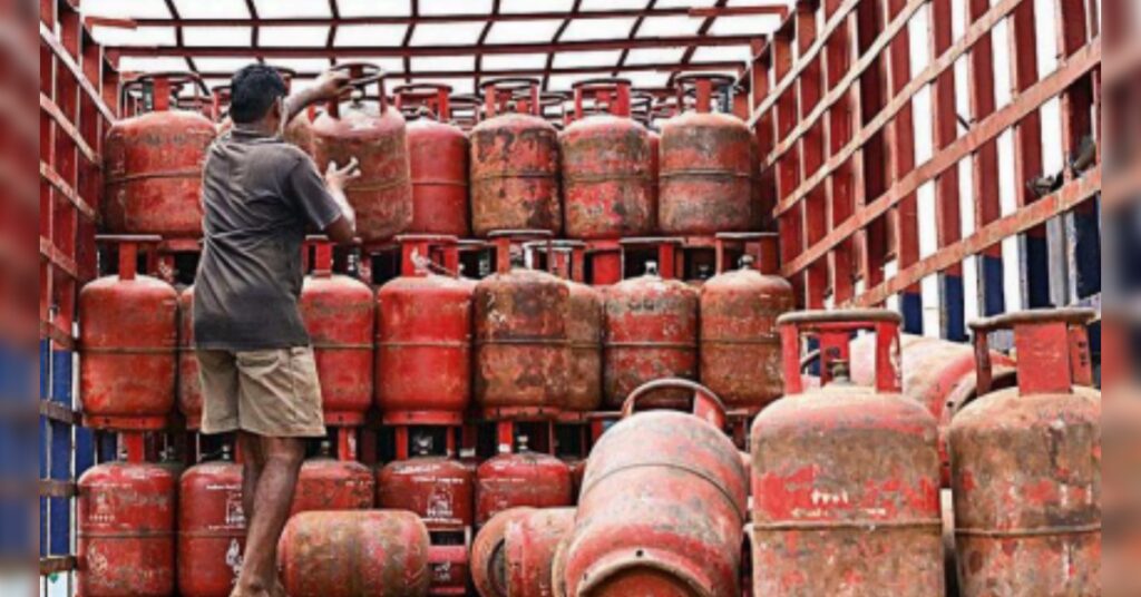 Govt clamps down on LPG refills for piped gas users, ETEnergyworld