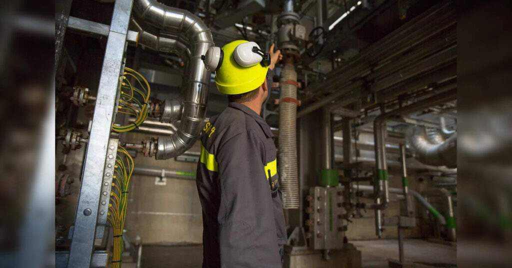 Oil cos weigh refinery price freeze; move may hit MRPL, CPCL, ETEnergyworld